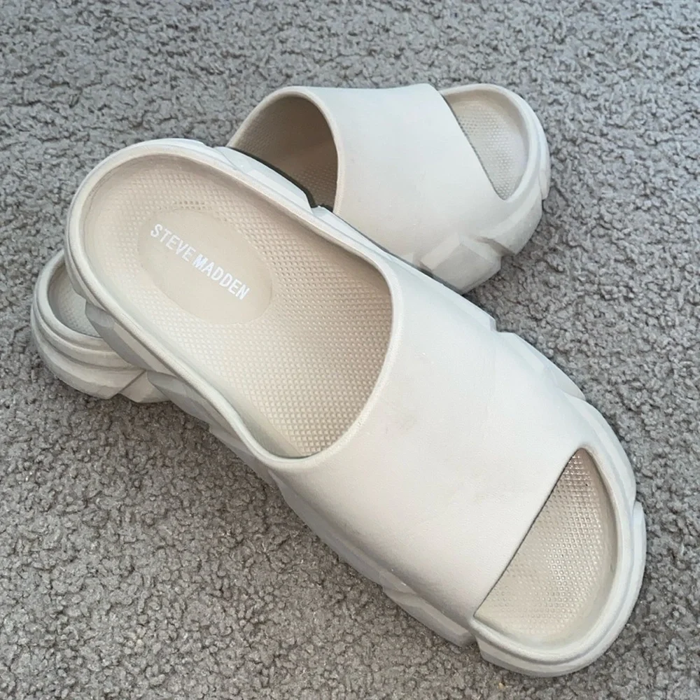 STEVE MADDEN Flatform foam slide sandals size 10